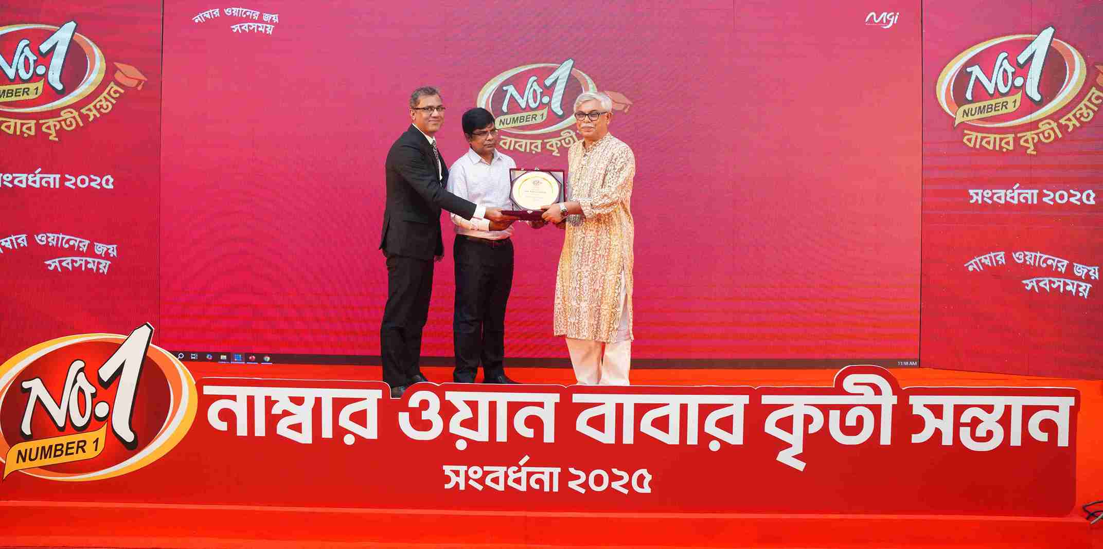 কৃতী শিক্ষার্থীদের সংবর্ধনা